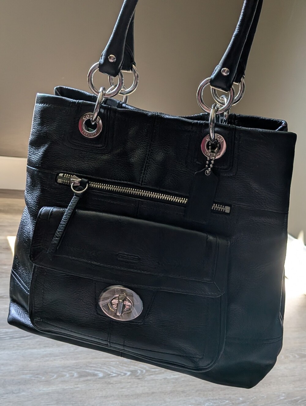 LIKE NEW Vintage‎ Coach Hampton Black Pebbled Leather Shoulder Bag w/ Turn Lock